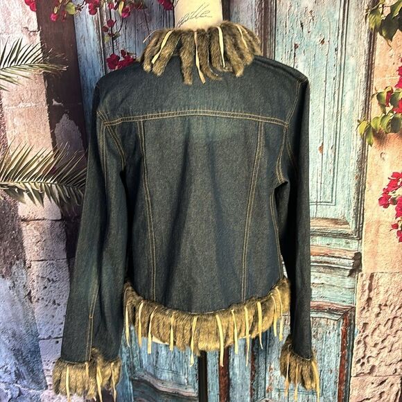 Moka denim jacket NWT, size medium, faux fur and sueded fringe trim - Picture 9 of 16